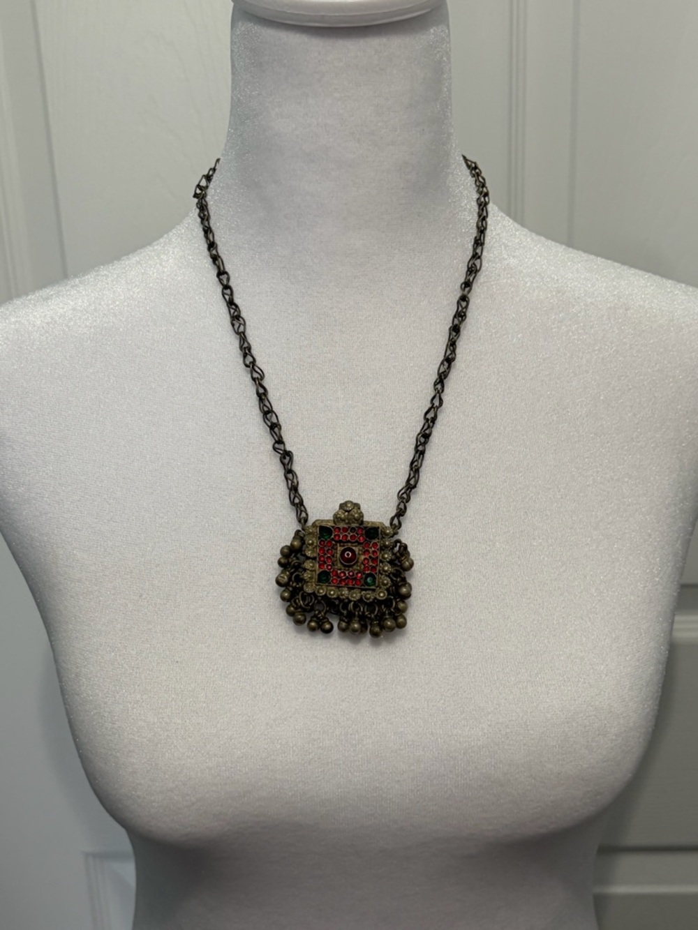 ✨ Vintage Statement Pendant Necklace – Ornate Metal with Multicolor Stones ✨